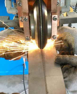 Soldador longitudinal reto de solda da emenda da máquina de soldadura da chapa metálica da emenda de 1000mm